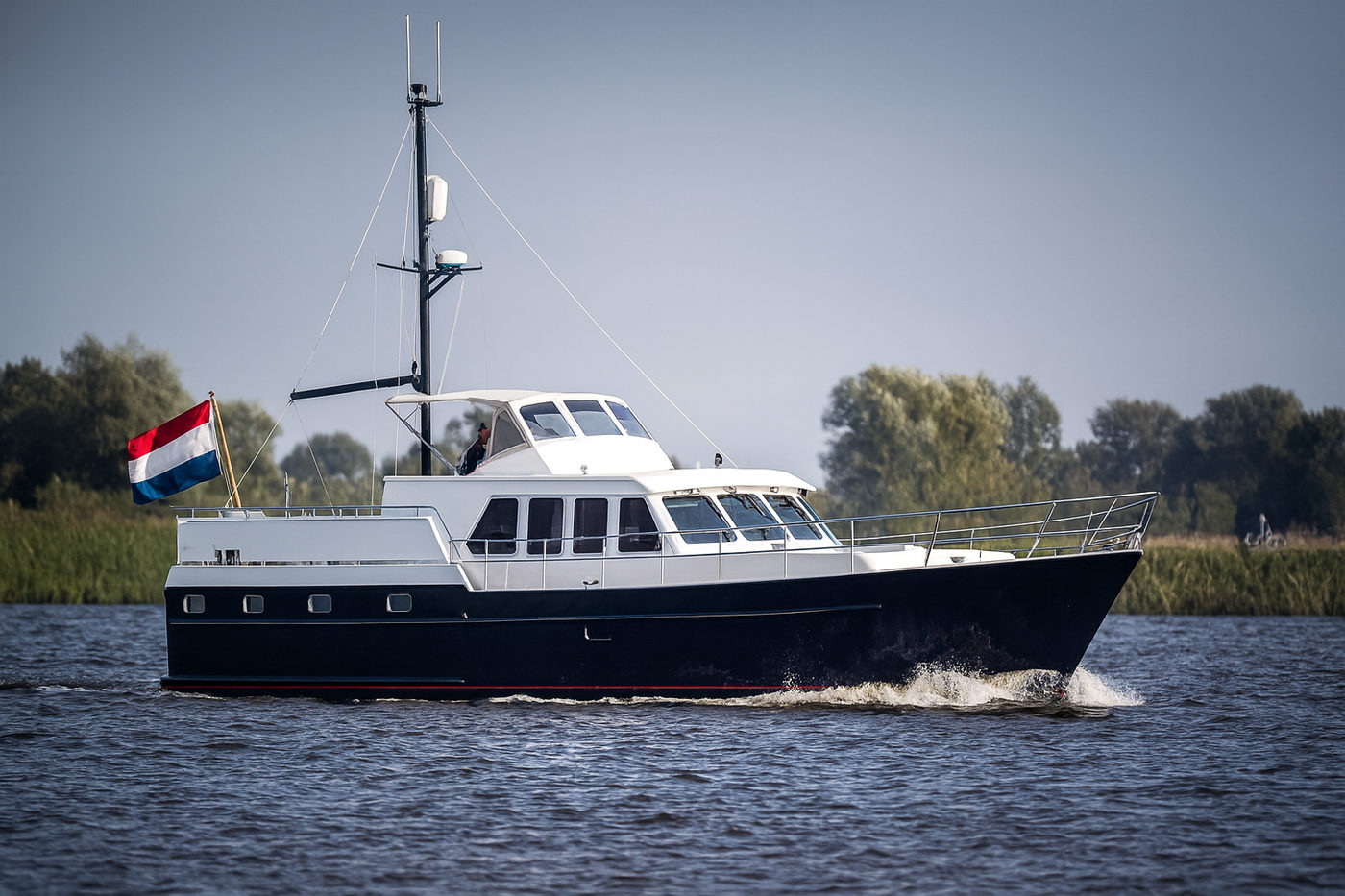 Motorjacht op het water